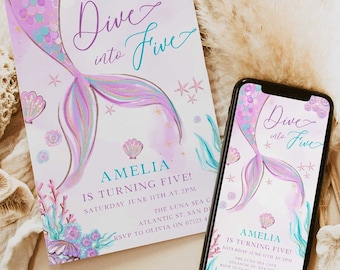Op de afbeelding: Een roze en paarse zeemeerminstaart met gouden glitter en schelpen. De tekst "Dive into Five" is geschreven in een speels lettertype. De uitnodiging is voor Amelia's 5e verjaardag.