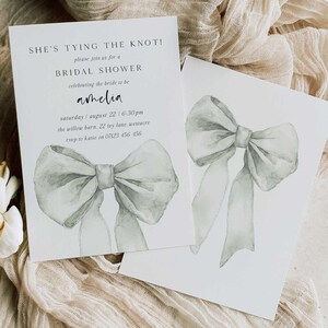 Pu&ograve; includere: Un biglietto bianco con un'illustrazione ad acquerello di un fiocco verde. Il biglietto &egrave; un invito a un addio al nubilato per Amelia. Il testo sul biglietto recita: "She's tying the knot! Unisciti a noi per un addio al nubilato per celebrare la futura sposa Amelia. Sabato 22 agosto, 18:30. The Willow Barn, 22 Ivy Lane, Avestacre. RSVP a Katie al 07123 456 456."