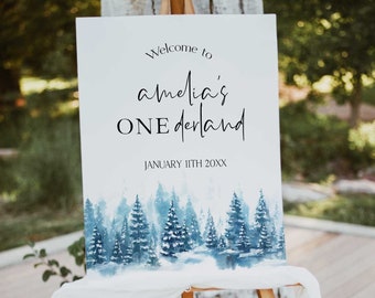 Puede incluir: Señal de bienvenida a Amelia's One Derland con una ilustración de acuarela de un bosque azul. El cartel dice "Bienvenido a Amelia's One Derland" y "11 de enero de 20XX".