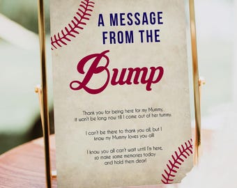 Può includere: Un cartello bianco con cuciture di baseball rosse e blu attorno ai bordi. Il cartello recita "A Message From The Bump" in testo blu e rosso. Il testo continua con un messaggio del bambino agli ospiti della festa di nascita.