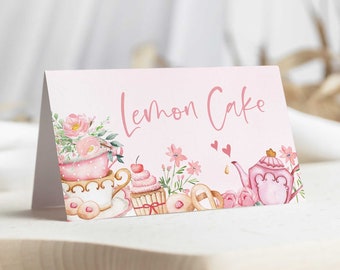 Puede incluir: Etiqueta de comida imprimible rosa y blanca con una ilustración de acuarela de tazas de té, un cupcake, una tetera y flores. El texto "Lemon Cake" está escrito en cursiva rosa.