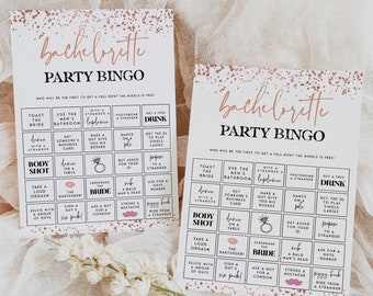 Könnte beinhalten: Zwei roségoldene und weiße "Bachelorette Party Bingo" Karten mit floralem Design. Die Karten haben ein Raster mit Sätzen wie "Body Shot" und "Get a Free Drink". Die Karten befinden sich auf einem weißen Stoffhintergrund.