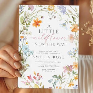 Edytowalne zaproszenie na baby shower „A Little Wildflower”, zaproszenie na baby shower „Baby in Bloom” Canva, zaproszenie na baby shower „Wildflower Is On The Road” LWFB