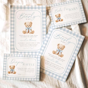 Invitación editable para baby shower "Podemos esperar", tarjeta para rifa de pañales para bebé, juego de invitación con osito de peluche de cuadros azules BW1