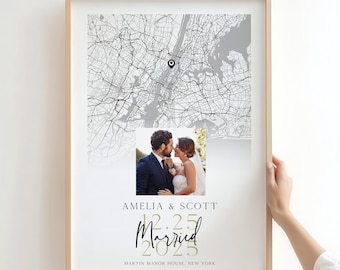 Puede incluir: Impresión de boda enmarcada con un mapa de la ciudad y una foto de una pareja. La impresión incluye los nombres "Amelia & Scott", la fecha "12.25.2025" y la palabra "Married" en escritura, y la ubicación "Martin Manor House, New York."