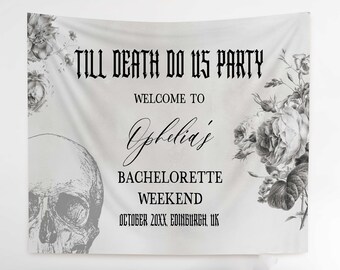 Può includere: Uno striscione bianco con testo nero che recita "Till Death Do Us Party" e "Benvenuti a Ophelia's Bachelorette Weekend Ottobre 20XX Edimburgo, Regno Unito". Lo striscione presenta un'illustrazione di teschio e disegni floreali.