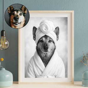 Puede incluir: Impresión en blanco y negro enmarcada de un perro que lleva una toalla de spa blanca en la cabeza y una bata blanca. Un retrato circular más pequeño del perro está en la esquina superior izquierda. El perro tiene pelaje marrón y negro.