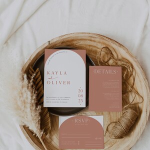 Puede incluir: Un conjunto de invitaciones de boda con un dise&ntilde;o moderno. La invitaci&oacute;n presenta un fondo melocot&oacute;n con un c&iacute;rculo blanco y los nombres "Kayla y Oliver". La tarjeta de detalles tiene un fondo melocot&oacute;n con texto blanco. La tarjeta RSVP tiene un fondo melocot&oacute;n con un c&iacute;rculo blanco y el texto "RSVP antes del 15 de julio de 2023".