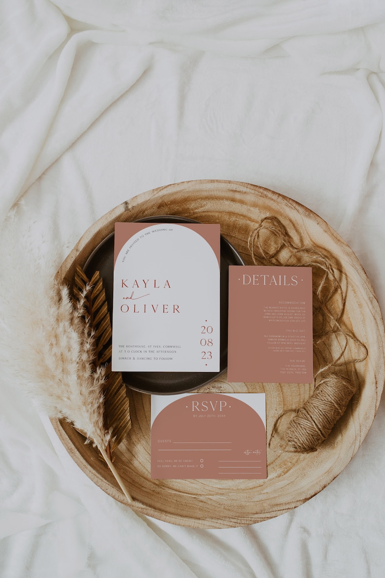 Puede incluir: Un conjunto de invitaciones de boda con un dise&ntilde;o moderno. La invitaci&oacute;n presenta un fondo melocot&oacute;n con un c&iacute;rculo blanco y los nombres "Kayla y Oliver". La tarjeta de detalles tiene un fondo melocot&oacute;n con texto blanco. La tarjeta RSVP tiene un fondo melocot&oacute;n con un c&iacute;rculo blanco y el texto "RSVP antes del 15 de julio de 2023".