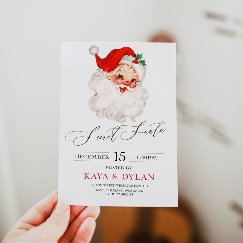 Pode incluir: Um cart&atilde;o de convite branco com uma ilustra&ccedil;&atilde;o vermelha e branca do Papai Noel. O texto no cart&atilde;o diz "Secret Santa", "December 15, 6:30PM", "Hosted by Kaya & Dylan", "23 High Street, Westacre, EX21 6GH", "RSVP to Kaya on 07123 456 456", e "By December 1st".