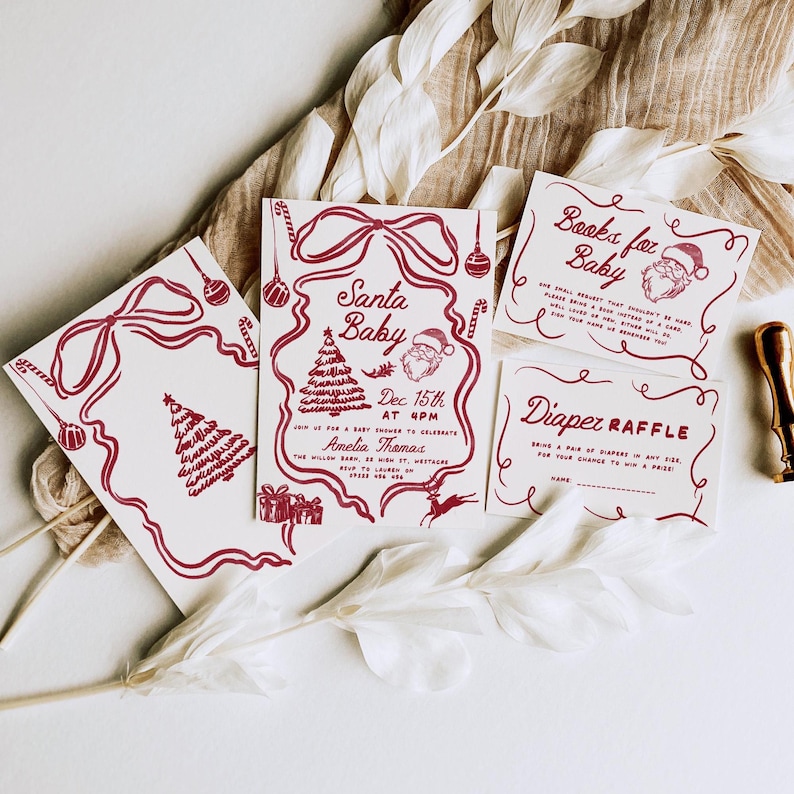 Puede incluir: Un conjunto de invitaciones y tarjetas para baby shower con tem&aacute;tica navide&ntilde;a. Las tarjetas presentan ilustraciones rojas de &aacute;rboles de Navidad, Pap&aacute; Noel y bastones de caramelo sobre un fondo blanco. El texto incluye "Santa Baby", "Books for Baby" y "Diaper Raffle".