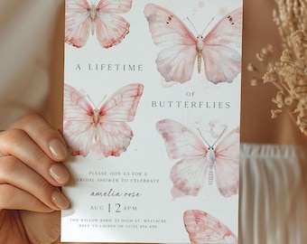 Könnte beinhalten: Eine Einladung zur Brautparty mit Aquarellillustrationen von rosa Schmetterlingen auf weißem Hintergrund. Der Text lautet "A Lifetime of Butterflies" und enthält Details zur Veranstaltung.