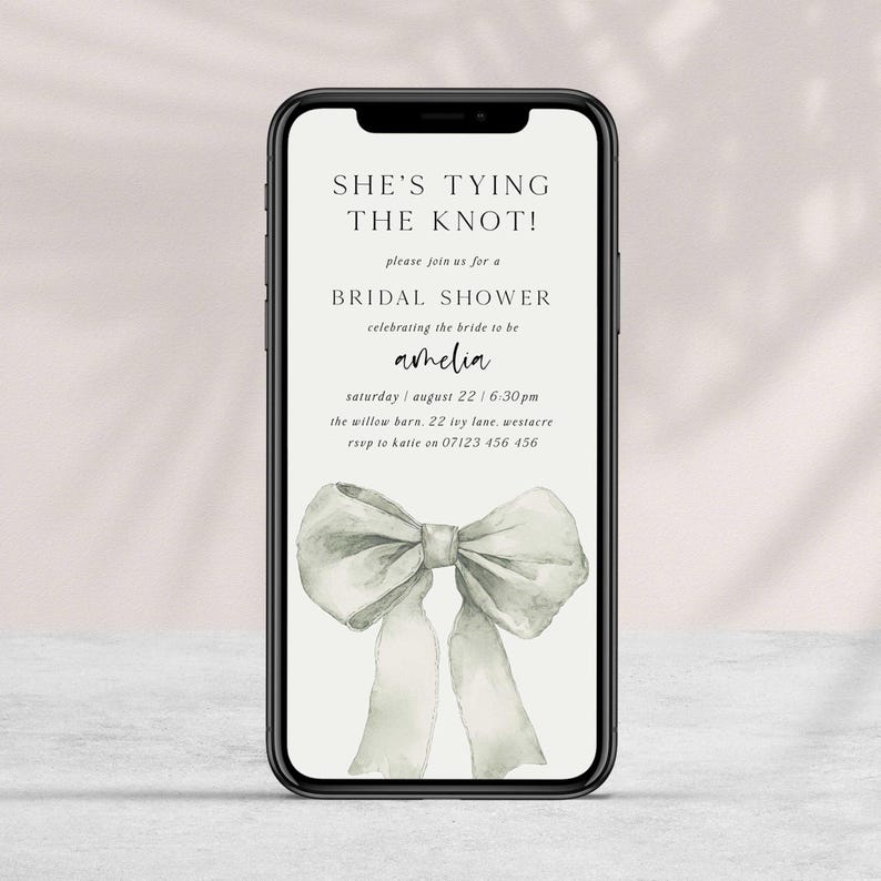 Pu&ograve; includere: Un invito digitale per un addio al nubilato con un'illustrazione ad acquerello di un fiocco bianco. Il testo recita "She's tying the knot!" e include il nome della sposa, Amelia, la data, l'ora e il luogo dell'evento.
