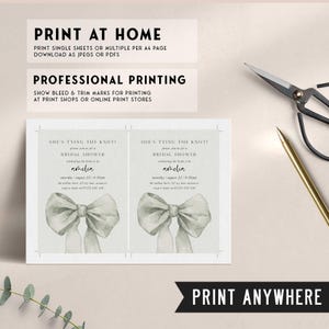 Pu&ograve; includere: Un invito stampabile per un addio al nubilato con un'illustrazione ad acquerello di un fiocco verde. Il testo sull'invito recita: "She's tying the knot! Unisciti a noi per un addio al nubilato per celebrare la futura sposa Amelia. Sabato 22 agosto, 18:30. The Millon Barn, 22 Ivy Lane, Avenue. RSVP a Katie al 0123456 458."