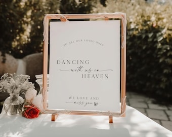 Könnte beinhalten: Ein weißes Schild mit schwarzem Text in einem kupfernen Rahmen. Das Schild lautet "An all unsere Lieben, Tanzen mit uns im Himmel, Wir lieben und vermissen euch".