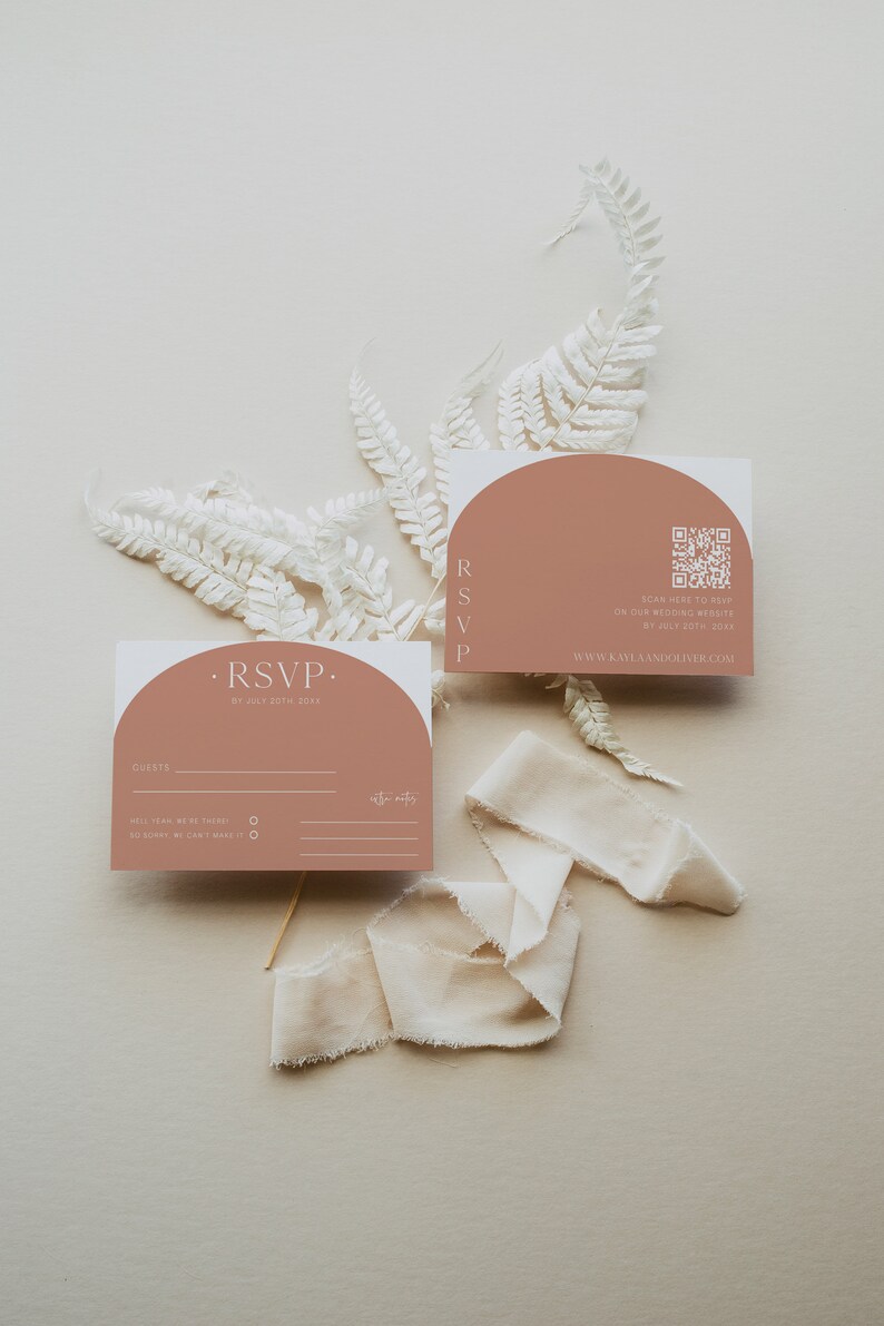 Puede incluir: Dos tarjetas RSVP con fondo melocot&oacute;n y texto blanco. La tarjeta superior tiene un c&oacute;digo QR y el texto "SCAN HERE TO RSVP ON OUR WEDDING WEBSITE BY JULY 20TH 20XX WWW.KAYLAANDOLIVER.COM". La tarjeta inferior tiene el texto "RSVP BY JULY 20TH 20XX" y una secci&oacute;n para que los invitados rellenen sus nombres y RSVP.