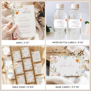 Op de afbeelding: Een collectie baby shower briefpapier met bloemmotieven. Inclusief een menu, waterfleslabels, tafelsignalen en naamkaarten. Het menu is 12.7cm x 17.8cm, de labels 20.3cm x 5.1cm, de borden 20.3cm x 25.4cm en de kaarten 8.9cm x 5.1cm.