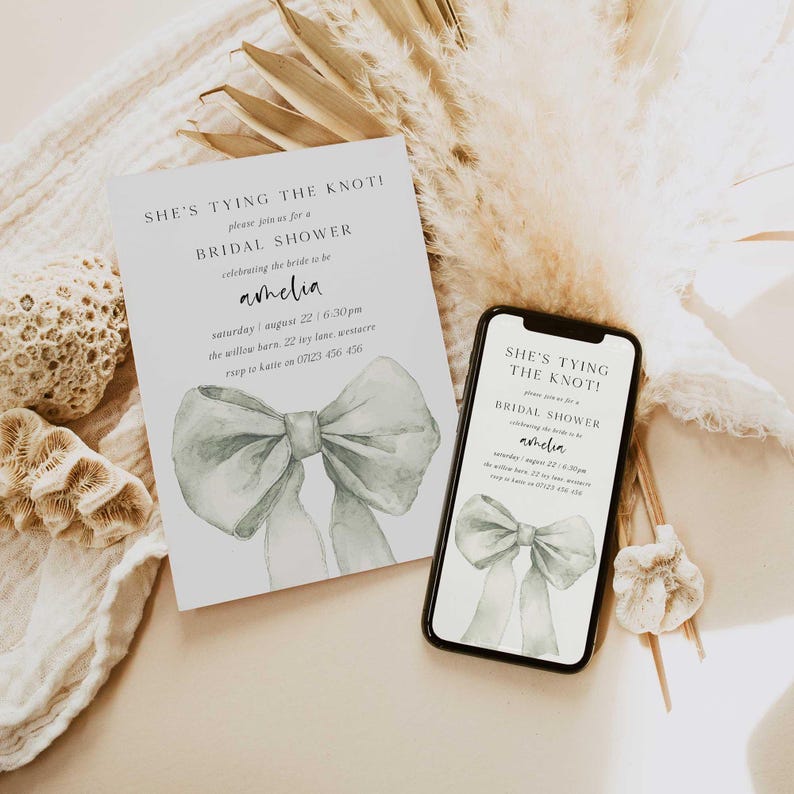 Pu&ograve; includere: Un invito digitale e stampato per un addio al nubilato con un'illustrazione ad acquerello di un fiocco verde. Il testo dell'invito recita "She's tying the knot!" e include il nome della sposa, la data, l'ora e il luogo.