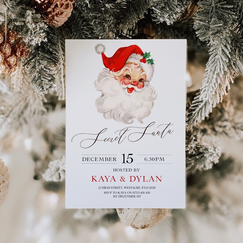 Pode incluir: Um cart&atilde;o de convite branco com uma ilustra&ccedil;&atilde;o vermelha e branca do Papai Noel. O texto no cart&atilde;o diz "Secret Santa", "Dezembro 15", "18h30", "Hosted by Kaya & Dylan", "23 High Street, Westacre, EX21 6GH", "RSVP to Kaya on 07123 456 456", e "By December 1st".