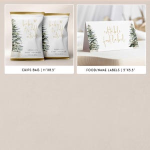 Puede incluir: Dos bolsas de patatas fritas blancas con un dise&ntilde;o de bosque de invierno y texto dorado que dice "baby it's cold outside" y "Amelia's Baby Shower 20.12.XX". Una etiqueta de comida blanca con un dise&ntilde;o de bosque de invierno y texto dorado que dice "editable food label".