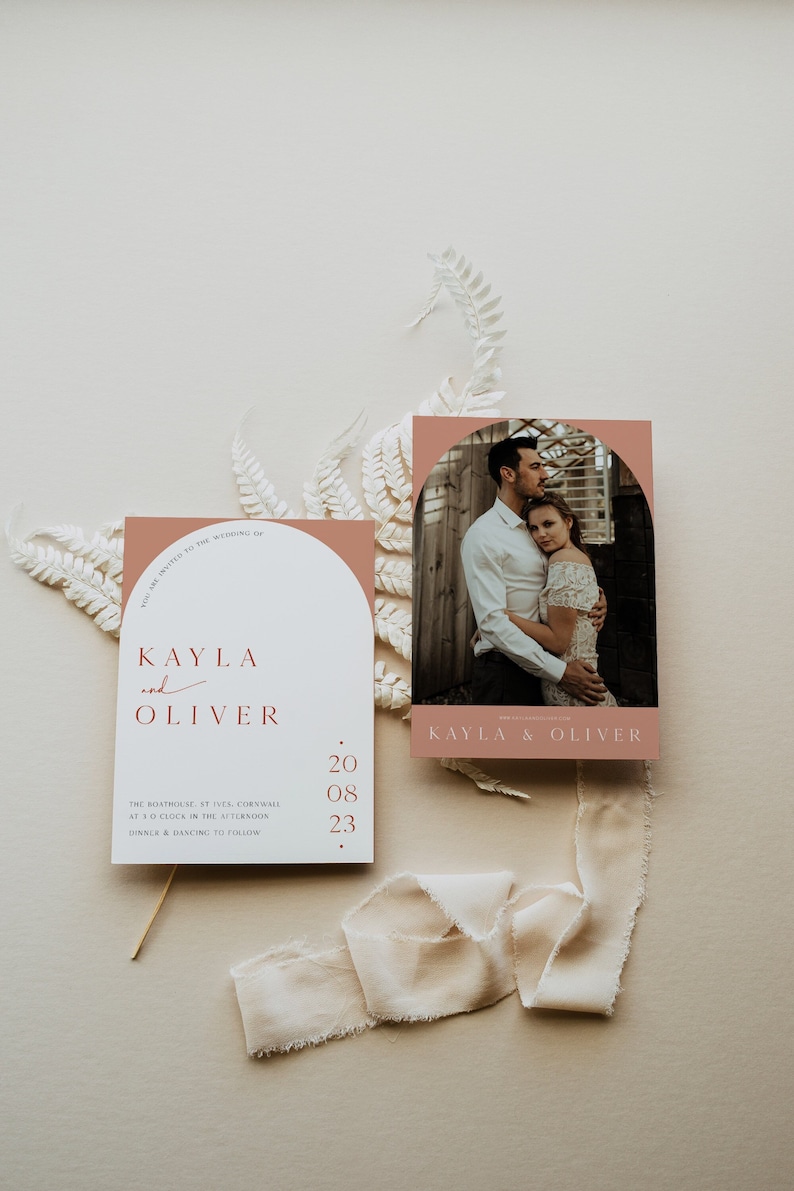 Puede incluir: Una invitaci&oacute;n de boda con un fondo melocot&oacute;n y una foto de una pareja en un marco semicircular. El texto dice "You are invited to the wedding of Kayla and Oliver, The Boathouse, St Ives, Cornwall at 3 o'clock in the afternoon, Dinner & Dancing to follow, 20.08.23".