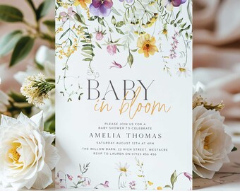 Op de afbeelding: Een uitnodiging voor een babyshower met een bloemenontwerp. De uitnodiging luidt "Baby in Bloom" en bevat de naam Amelia Thomas, de datum en tijd van de babyshower en de locatie.