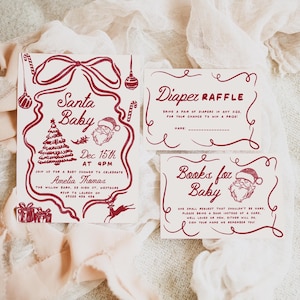 Puede incluir: Un conjunto de tres tarjetas de baby shower con ilustraciones y texto en tinta roja sobre un fondo blanquecino. La tarjeta principal dice "Santa Baby" e incluye un &aacute;rbol de Navidad y Pap&aacute; Noel. Otras tarjetas dicen "Diaper Raffle" y "Books for Baby".