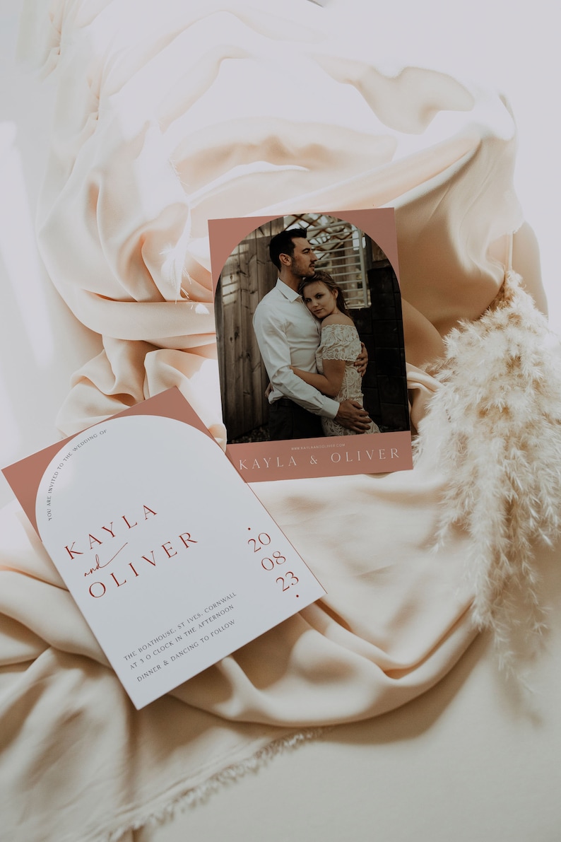 Puede incluir: Una invitaci&oacute;n de boda con un fondo melocot&oacute;n y una foto de una pareja en un jard&iacute;n. La invitaci&oacute;n dice "Est&aacute;s invitado a la boda de Kayla y Oliver" e incluye la fecha "20 08 23".