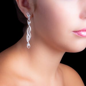 INFINITY lange oorbellen van 925 zilver met blauwe topaas – elegante avondoorbellen in een art nouveau, elfachtig fantasiedesign. Cadeau voor haar.