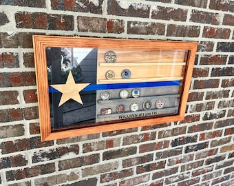 Vitrina mediana con diseño de la bandera de Texas, línea azul delgada, revestida en vidrio, con puerta con bisagras (personalización gratuita)