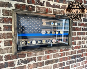 Vitrina mediana de cristal para monedas conmemorativas con la bandera estadounidense Thin Blue Line i-CNC y puerta abatible (personalización gratuita).