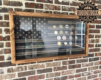 Vitrina grande de monedas de desafío con diseño i-CNC, revestida de vidrio, con bandera de EE. UU. y puerta corrediza (personalización gratuita)