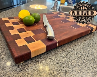 Tabla de cortar de veta final - Diseño de cremallera en caoba, arce y madera de corazón púrpura con patas de latón