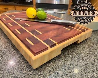 Tabla de cortar de veta final - Líneas dobles en fresno, caoba y padauk con patas de latón