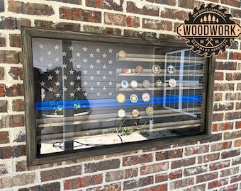 Vitrina para monedas con bandera estadounidense, diseño i-CNC, línea azul fina, revestida en vidrio XL, con puerta con bisagras (personalización gratuita)