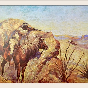 Puede incluir: Una pintura antigua representa una figura a caballo apuntando con un rifle, oculta tras una formación rocosa. La escena está ambientada en un paisaje desértico con un grupo de jinetes a lo lejos. La obra está enmarcada.