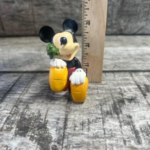 Disney Mickey Mouse Figurine Sitting With Frog Mini Figure Toy Decor Bild 10