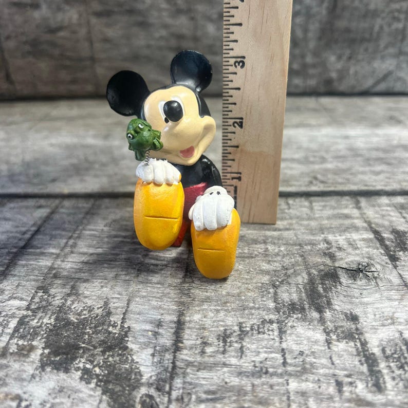 Disney Mickey Mouse Figurine Sitting With Frog Mini Figure Toy Decor Bild 10