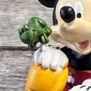 Disney Mickey Mouse Figurine Sitting With Frog Mini Figure Toy Decor Bild 6