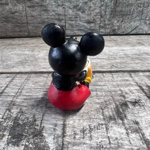 Disney Mickey Mouse Figurine Sitting With Frog Mini Figure Toy Decor Bild 3