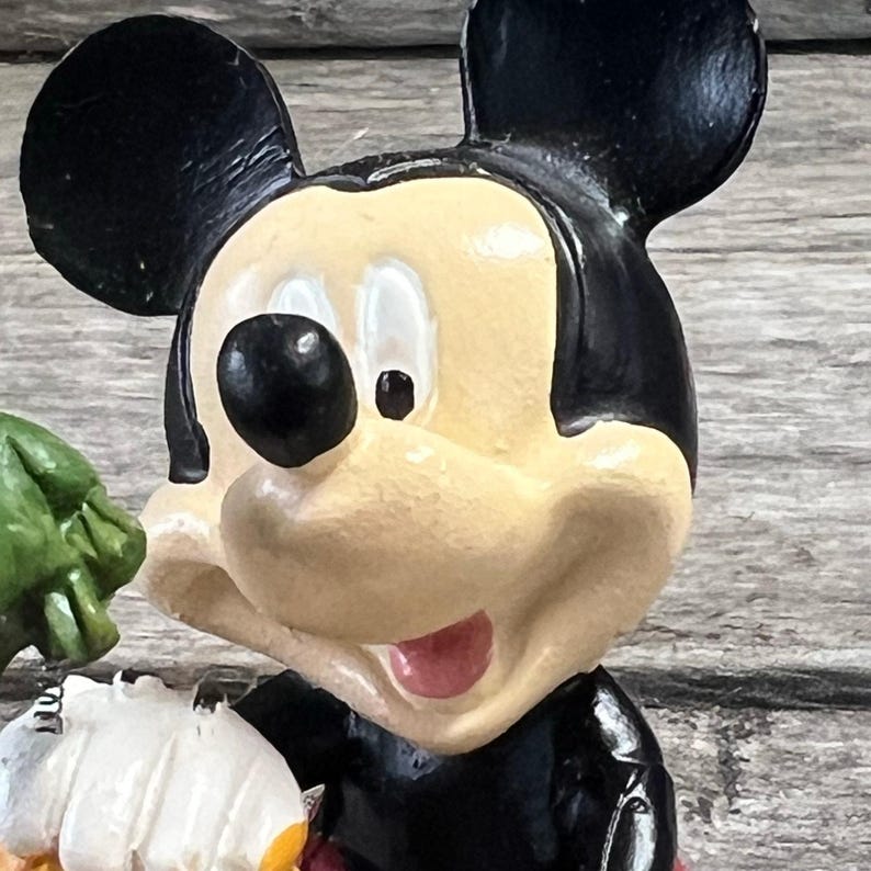 Disney Mickey Mouse Figurine Sitting With Frog Mini Figure Toy Decor Bild 5