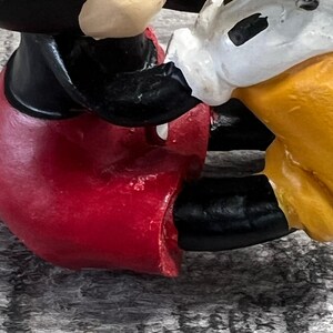 Disney Mickey Mouse Figurine Sitting With Frog Mini Figure Toy Decor Bild 8