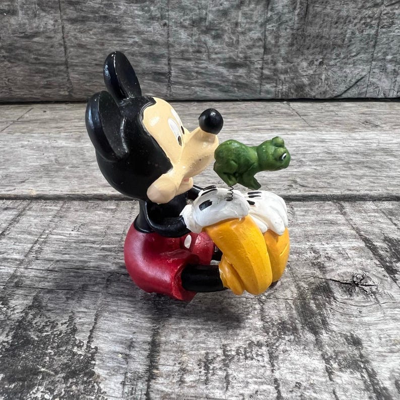 Disney Mickey Mouse Figurine Sitting With Frog Mini Figure Toy Decor Bild 2