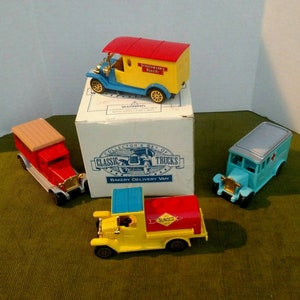 Reader&#39;s Digest Collectable Set Of Classic Trucks Bakery Delivery Van