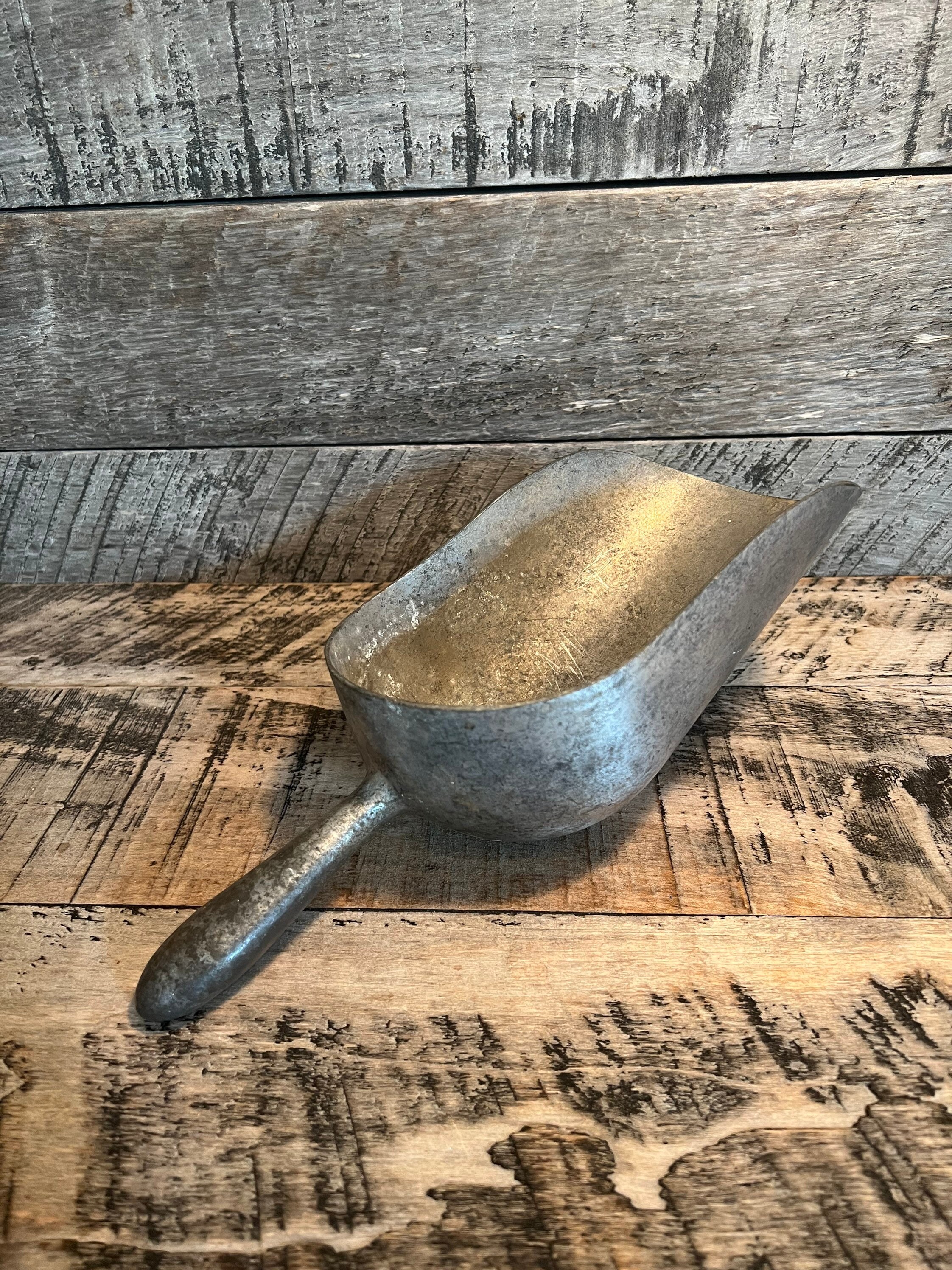 Flour scoop made of polished cast aluminium - 180400