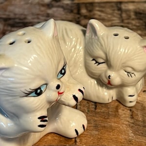 Vtg Ceramic Cat Kitten Salt And Pepper Shakers Snuggling And Playing Kitchen 6#