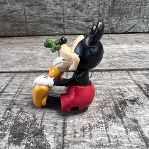 Disney Mickey Mouse Figurine Sitting With Frog Mini Figure Toy Decor Bild 4