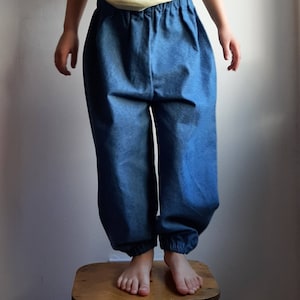 Loose fit denim trousers with elastic waist and cuffs