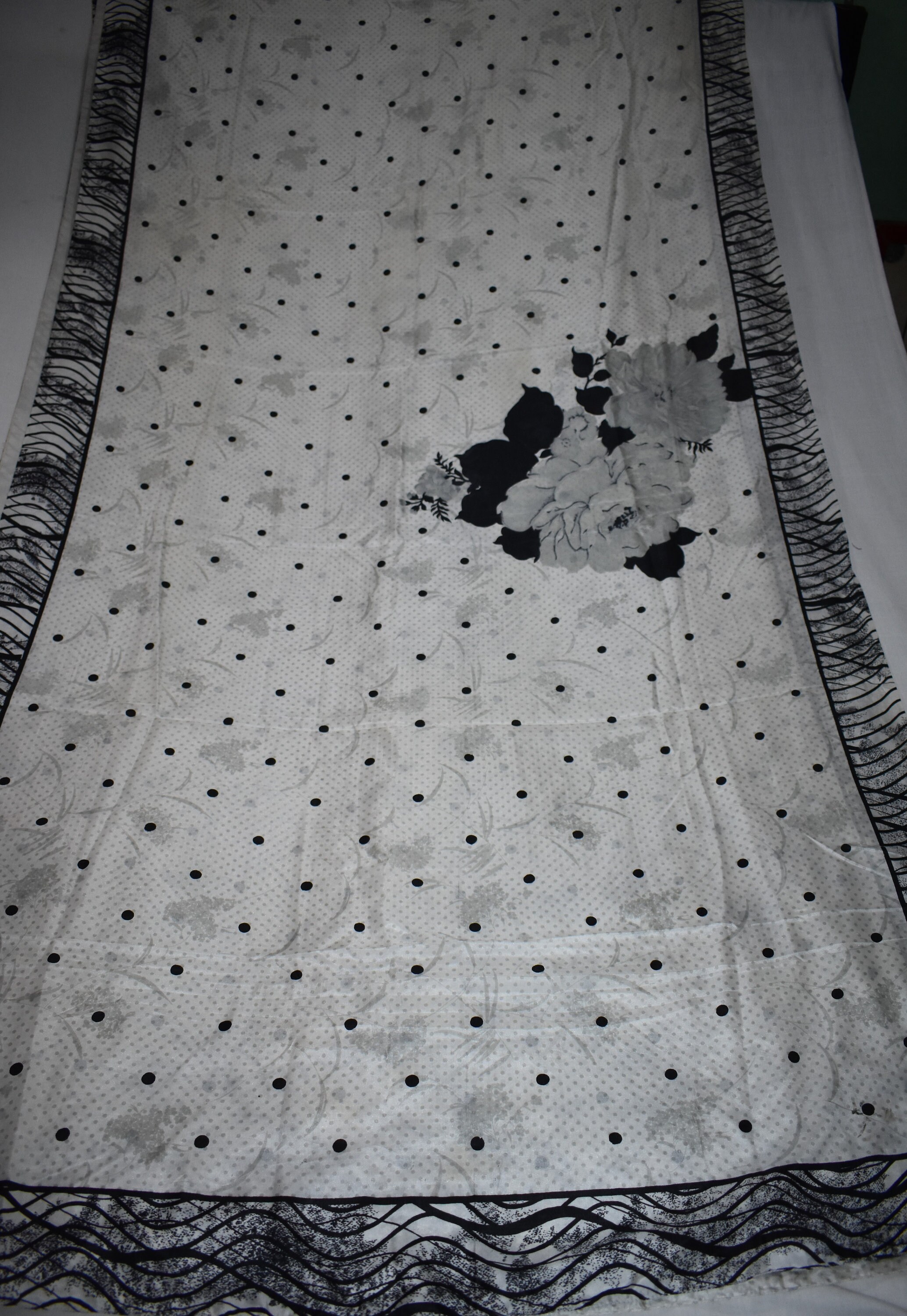 Saree 100 % tissu Pure soie Sari noir Design imprimé Floral robe fabrication artisanale tissu imprimé Vintage Saree 100 % tissu noir Pure soie Sari noir tissu Design imprimé Floral robe fabrication artisanale tissu imprimé Vintage 6ef477