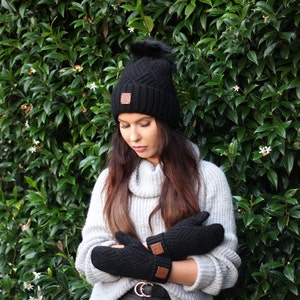 Black cashmere real fur pom pom hat